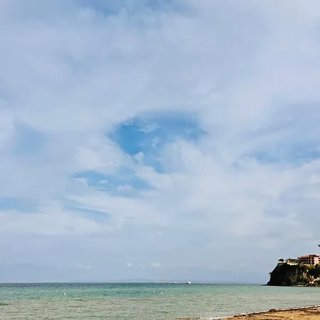 Infinity Blue - Renovated 2 Minutes From The Sea & Pool With Scenic Views 아파트호텔