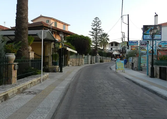 Infinity Blue - Renovated 2 Minutes From The Sea & Pool With Scenic Views