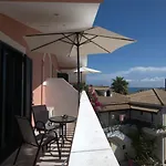 Infinity Blue - Renovated 2 Minutes From The Sea & Pool With Scenic Views