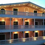 Infinity Blue - Renovated 2 Minutes From The Sea & Pool With Scenic Views Aparthotel