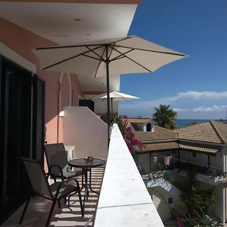 Infinity Blue - Renovated 2 Minutes From The Sea & Pool With Scenic Views